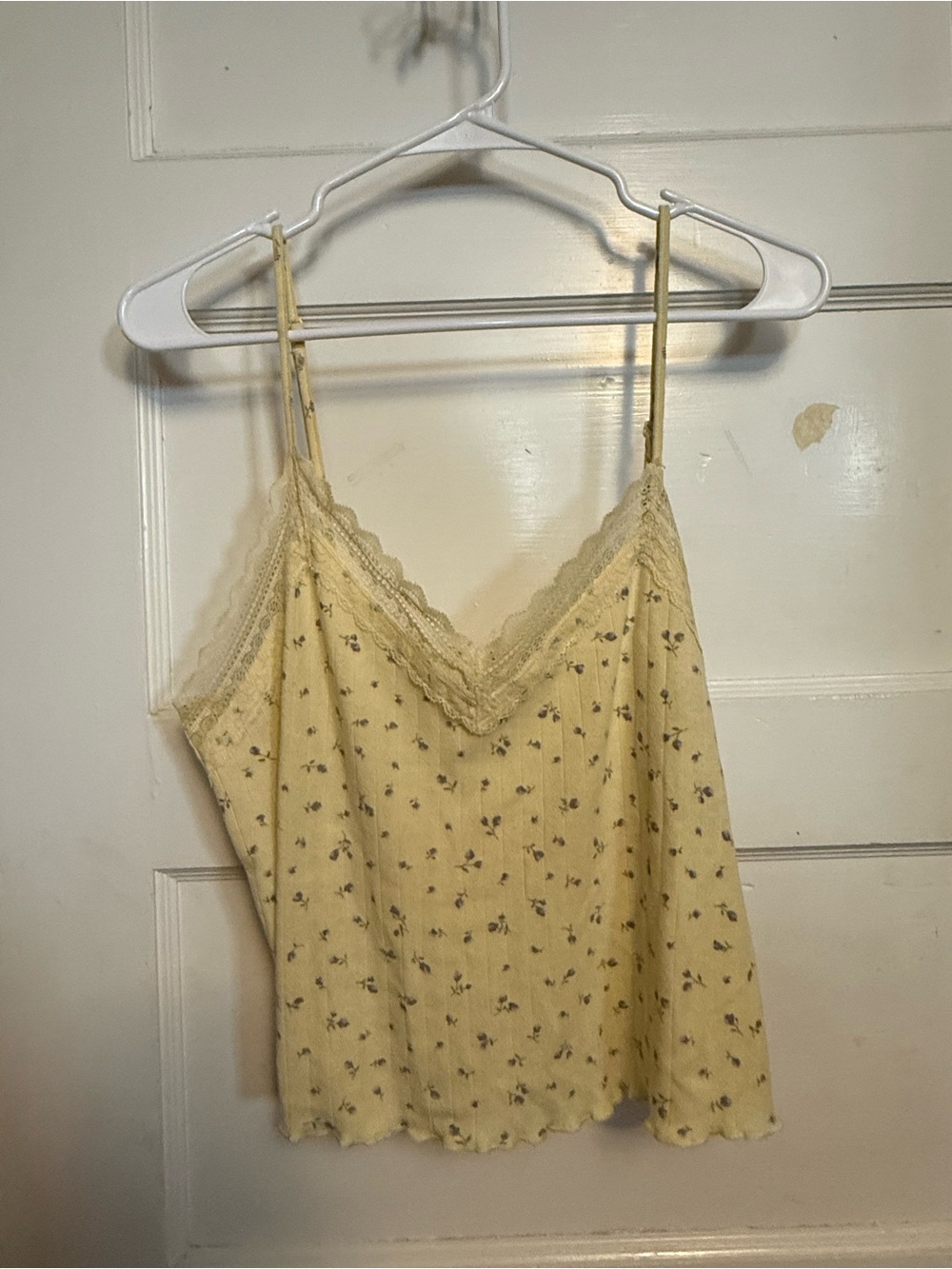 No Boundaries yellow floral tanktop w/small purple flowers and lace detail SZ XL